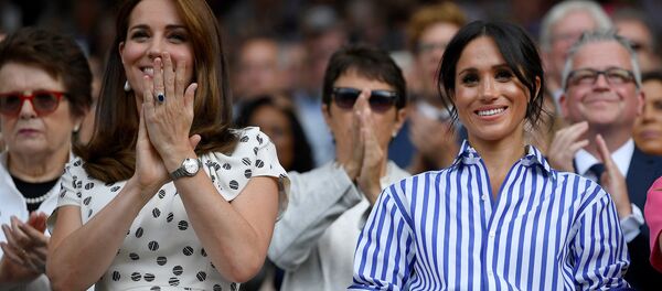 Kate Middleton, duquesa de Cambridge, y Meghan Markle, duquesa de Sussex - Sputnik Mundo