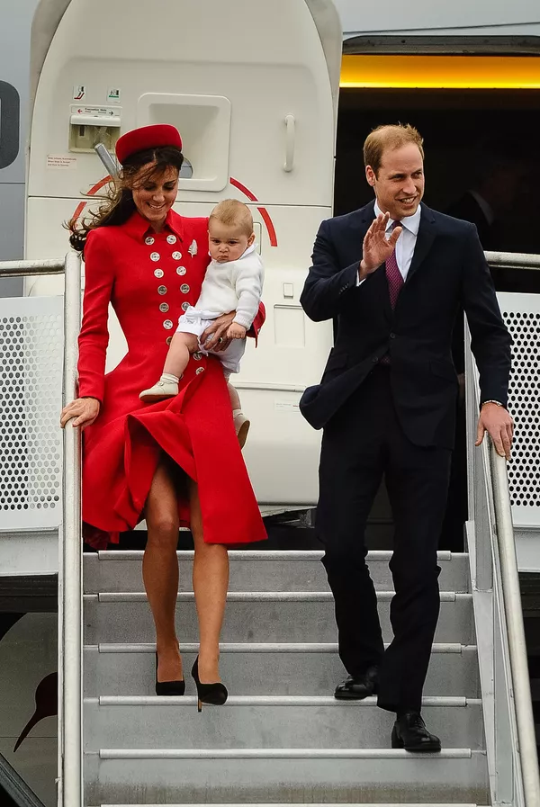 Kate Middleton, duquesa de Cambridge, y su marido, el príncipe Guillermo, bajan de un avión en Nueva Zelanda (2014) Kate Middleton, duquesa de Cambridge, y su marido, el príncipe Guillermo, bajan de un avión en Nueva Zelanda (2014) - Sputnik Mundo