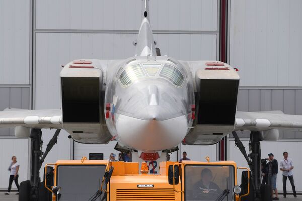 Despliegue para las pruebas terrestres y de vuelo del bombardero Tu-22M3M modernizado en la fábrica de aviones Gorbunov de Kazán - Sputnik Mundo