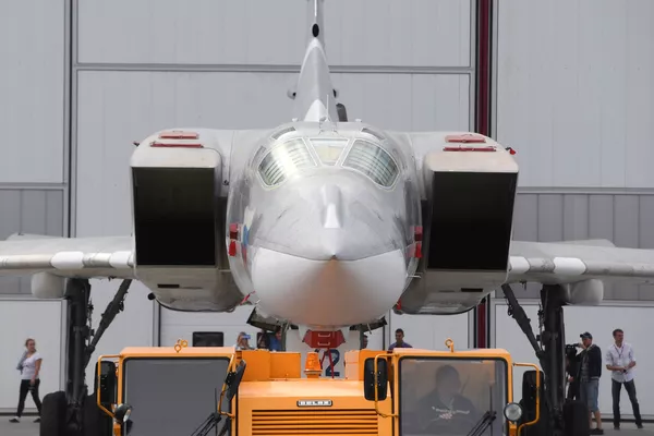 Despliegue para las pruebas terrestres y de vuelo del bombardero Tu-22M3M modernizado en la fábrica de aviones Gorbunov de Kazán Despliegue para las pruebas terrestres y de vuelo del bombardero Tu-22M3M modernizado en la fábrica de aviones Gorbunov de Kazán - Sputnik Mundo