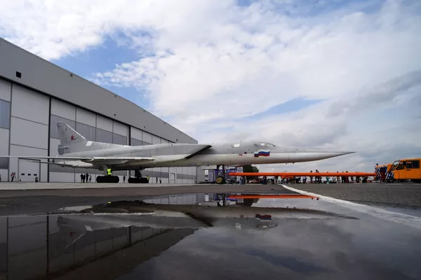 Despliegue para las pruebas terrestres y de vuelo del bombardero Tu-22M3M modernizado en la fábrica de aviones Gorbunov de Kazán Despliegue para las pruebas terrestres y de vuelo del bombardero Tu-22M3M modernizado en la fábrica de aviones Gorbunov de Kazán - Sputnik Mundo
