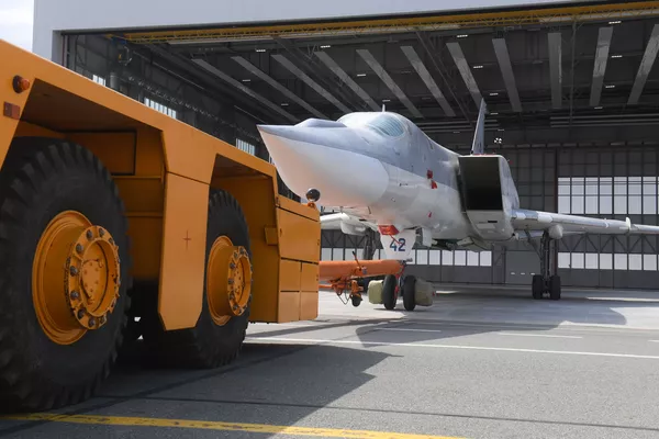 Despliegue para las pruebas terrestres y de vuelo del bombardero Tu-22M3M modernizado en la fábrica de aviones Gorbunov de Kazán Despliegue para las pruebas terrestres y de vuelo del bombardero Tu-22M3M modernizado en la fábrica de aviones Gorbunov de Kazán - Sputnik Mundo