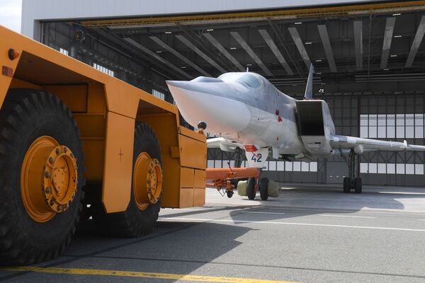 Despliegue para las pruebas terrestres y de vuelo del bombardero Tu-22M3M modernizado en la fábrica de aviones Gorbunov de Kazán - Sputnik Mundo