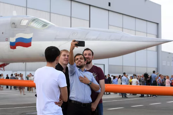 Los empleados de la planta se hacen una selfi con la aeronave de fondo durante la implementación de las pruebas terrestres y de vuelo del bombardero modernizado Tu-22M3M en la fábrica de aviones Gorbunov de Kazán Los empleados de la planta se hacen una selfi con la aeronave de fondo durante la implementación de las pruebas terrestres y de vuelo del bombardero modernizado Tu-22M3M en la fábrica de aviones Gorbunov de Kazán - Sputnik Mundo