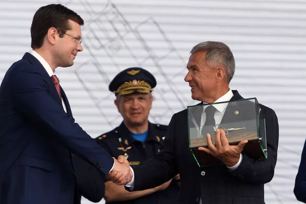 El director general de la corporación pública Tupolev, Alexandr Kóniujov y el presidente de la República de Tartaristán, Rustam Minijánov en la ceremonia de lanzamiento para las pruebas en tierra y vuelo del bombardero modernizado Tu-22M3M en la fábrica de aviones Gorbunov de Kazán El director general de la corporación pública Tupolev, Alexandr Kóniujov y el presidente de la República de Tartaristán, Rustam Minijánov en la ceremonia de lanzamiento para las pruebas en tierra y vuelo del bombardero modernizado Tu-22M3M en la fábrica de aviones Gorbunov de Kazán - Sputnik Mundo