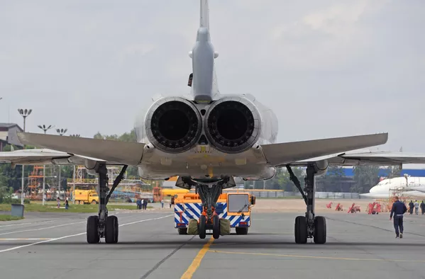 Despliegue para las pruebas terrestres y de vuelo del bombardero Tu-22M3M modernizado en la fábrica de aviones Gorbunov de Kazán Т Despliegue para las pruebas terrestres y de vuelo del bombardero Tu-22M3M modernizado en la fábrica de aviones Gorbunov de Kazán Т - Sputnik Mundo