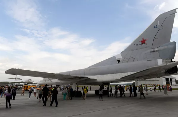 Despliegue para las pruebas terrestres y de vuelo del bombardero Tu-22M3M modernizado en la fábrica de aviones Gorbunov de Kazán Despliegue para las pruebas terrestres y de vuelo del bombardero Tu-22M3M modernizado en la fábrica de aviones Gorbunov de Kazán - Sputnik Mundo