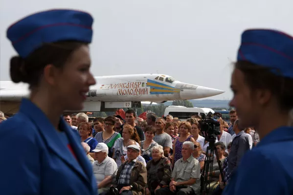 Espectadores durante el despliegue para las pruebas terrestres y de vuelo del bombardero Tu-22M3M modernizado en la fábrica de aviones Gorbunov de Kazán Espectadores durante el despliegue para las pruebas terrestres y de vuelo del bombardero Tu-22M3M modernizado en la fábrica de aviones Gorbunov de Kazán - Sputnik Mundo