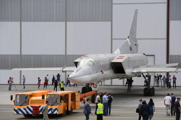 Despliegue para las pruebas terrestres y de vuelo del bombardero Tu-22M3M modernizado en la fábrica de aviones Gorbunov de Kazán Despliegue para las pruebas terrestres y de vuelo del bombardero Tu-22M3M modernizado en la fábrica de aviones Gorbunov de Kazán - Sputnik Mundo