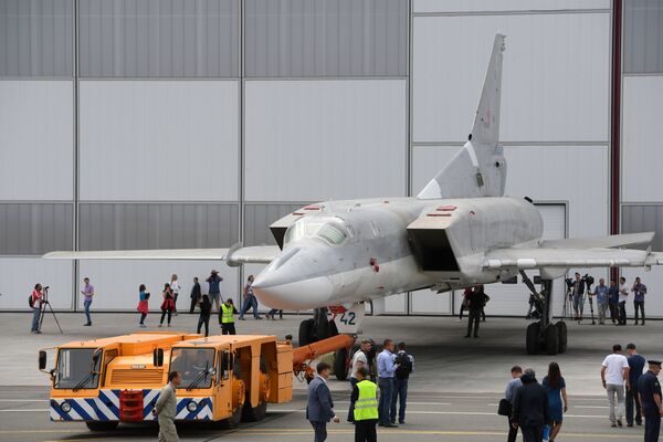Despliegue para las pruebas terrestres y de vuelo del bombardero Tu-22M3M modernizado en la fábrica de aviones Gorbunov de Kazán - Sputnik Mundo