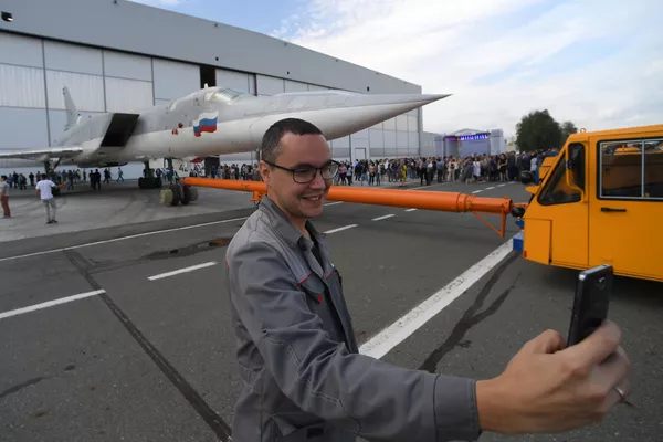 Un empleado de la fábrica se hace una selfi con con la aeronave de fondo durante la implementación de las pruebas terrestres y de vuelo del bombardero modernizado Tu-22M3M en la fábrica de aviones Gorbunov de Kazán Un empleado de la fábrica se hace una selfi con con la aeronave de fondo durante la implementación de las pruebas terrestres y de vuelo del bombardero modernizado Tu-22M3M en la fábrica de aviones Gorbunov de Kazán - Sputnik Mundo