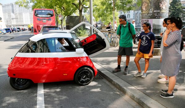 El electromóvil Microlino por las calles de Zúrich - Sputnik Mundo