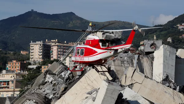 Los bomberos y los equipos de rescate en el puente de Morandi colapsado en Génova, Italia - Sputnik Mundo