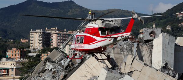Los bomberos y los equipos de rescate en el puente de Morandi colapsado en Génova, Italia - Sputnik Mundo