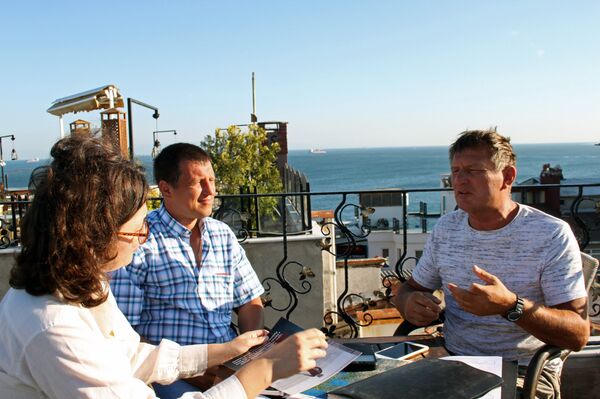 Los viajeros rusos Vladímir Lijachov y Yuri Burlak hablan con la corresponsal de Sputnik. Foto del archivo personal de Yuri Burlak - Sputnik Mundo