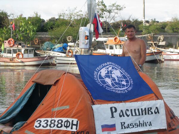 El viajero ruso Yuri Burlak con su barco. Foto del archivo personal de Yuri Burlak - Sputnik Mundo