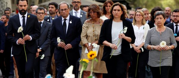 Políticos catalanes homenajean a víctimas de los atentados en Cataluña - Sputnik Mundo