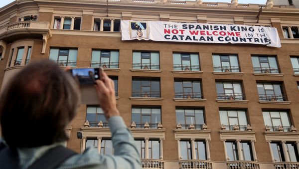 Pancarta contra el Rey de España en Barcelona Pancarta contra el Rey de España en Barcelona - Sputnik Mundo