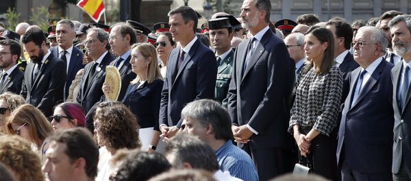 El presidente del Gobierno español, Pedro Sánchez, y el Rey de España, Felipe VI, durante el homenaje a las víctimas de los atentados en Barcelona y Cambrils - Sputnik Mundo
