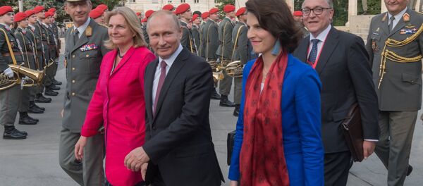 La ministra austriaca de Exteriores, Karin Kneissl, y el presidente de Rusia, Vladímir Putin La ministra austriaca de Exteriores, Karin Kneissl, y el presidente de Rusia, Vladímir Putin - Sputnik Mundo