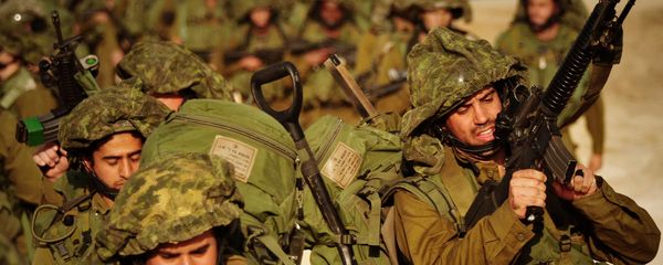 Soldados israelíes caminan hacia el norte de la Franja de Gaza desde la frontera israelí con Gaza - Sputnik Mundo