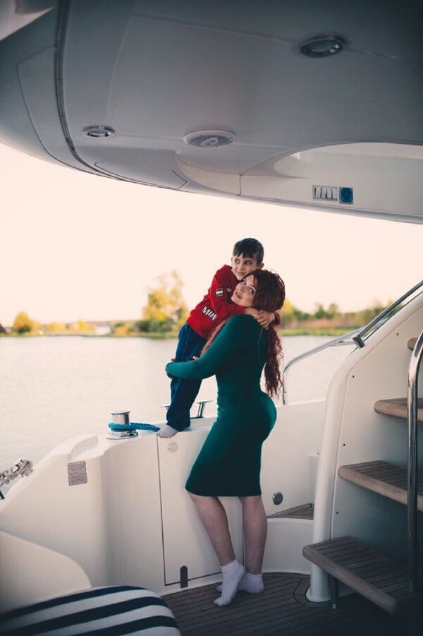 La modelo rusa Yulia Ribakova con su hijo David La modelo rusa Yulia Ribakova con su hijo David - Sputnik Mundo