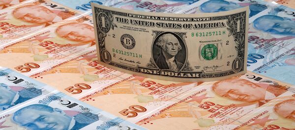 Un billete de un dólar encima de billetes de banco de liras turcas - Sputnik Mundo