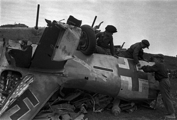 Niños jugando en los escombros de un caza alemán Messerschmitt derribado durante la batalla de Kursk (3 de agosto de 1943) - Sputnik Mundo