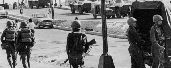 Vehículos blindados y soldados patrullan las calles de Tlatelolco, Ciudad de México, el 5 de octubre de 1968, tres días después de que el Ejército mexicano abriera fuego contra estudiantes - Sputnik Mundo