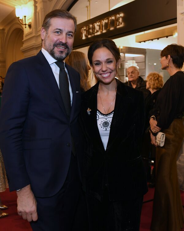 Natalia Strozzi con el presidente de Frette, Hervé Martin - Sputnik Mundo