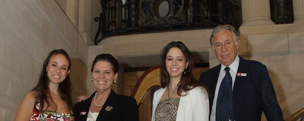 Natalia, Irina, Irina hija y Girolamo Strozzi - Sputnik Mundo