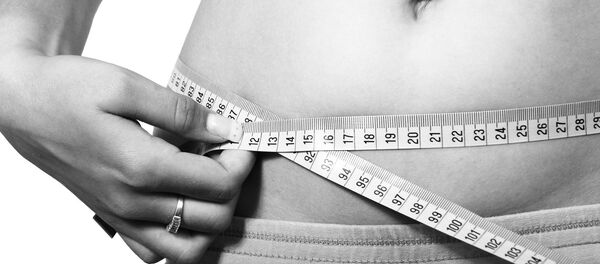 Medición de la cintura con una cinta métrica - Sputnik Mundo