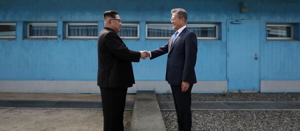 El líder de Corea del Norte, Kim Jong-un, y el presidente de Corea del Sur, Moon Jae-in (archivo) - Sputnik Mundo