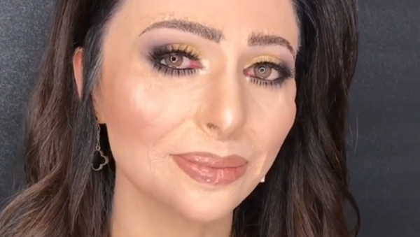 Una mujer no logra contener las lágrimas... al mirarse al espejo - Sputnik Mundo