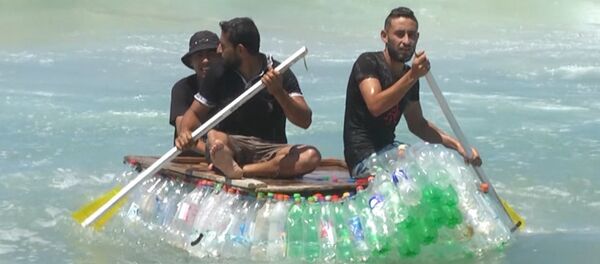 ¿Basura o filón de oro? Un pescador palestino da una 'segunda vida' a cientos de botellas - Sputnik Mundo