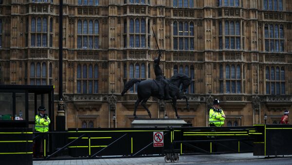 Los agentes de policía frente al Parlamento en Westminster, Londres - Sputnik Mundo