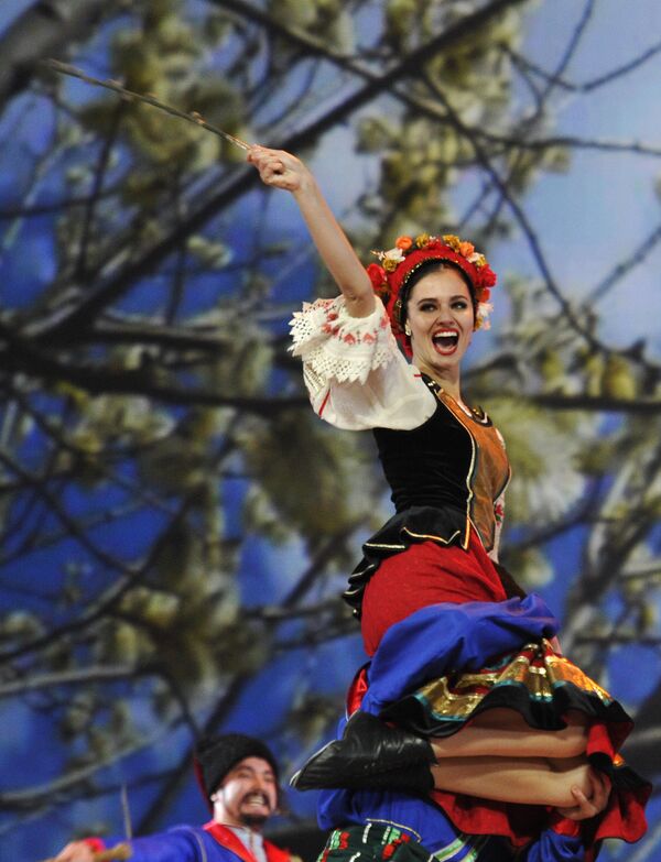 Una participante del Coro Cosaco de Kubán durante una actuación en el Kremlin - Sputnik Mundo