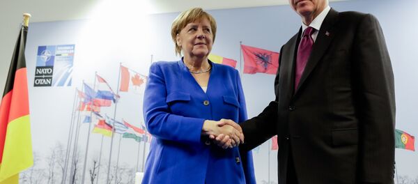 Ángela Merkel, canciller de Alemania, y Recep Tayyip Erdogan, presidente de Turquía, durante el encuentro de líderes de la OTAN en Bruselas, Bélgica, 11 de julio de 2018 - Sputnik Mundo