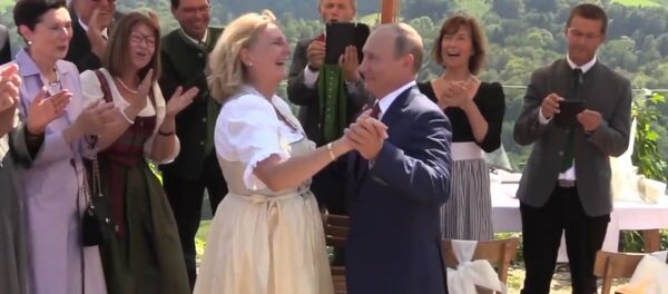 Putin se lo pasa en grande en la boda de la ministra de Exteriores austriaca - Sputnik Mundo