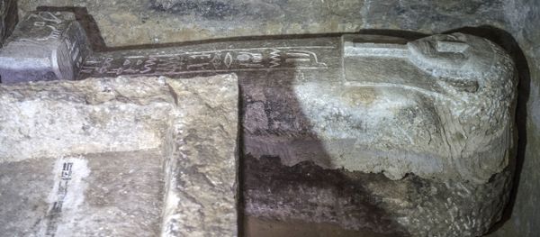 Un sarcófago dentro de una cámara funeraria en la necrópolis de Saqqara, Egipto - Sputnik Mundo