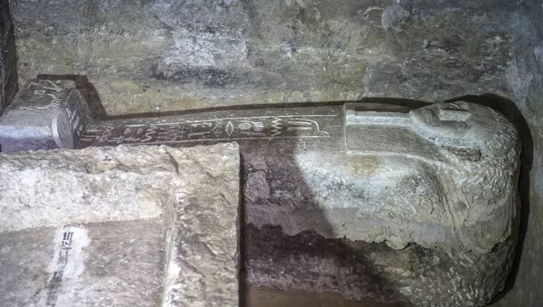 Un sarcófago dentro de una cámara funeraria en la necrópolis de Saqqara, Egipto - Sputnik Mundo