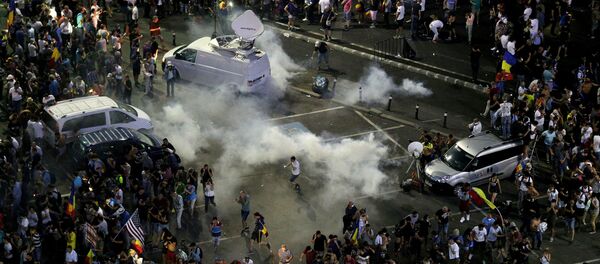 Miles de rumanos se unieron a una protesta antigubernamental en Bucarest - Sputnik Mundo