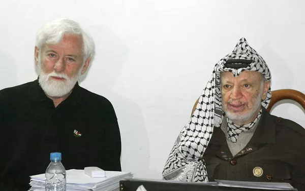 El pacifista israelí, Uri Avnery, y el líder histórico de Palestina, Yasir Arafat (archivo) El pacifista israelí, Uri Avnery, y el líder histórico de Palestina, Yasir Arafat (archivo) - Sputnik Mundo