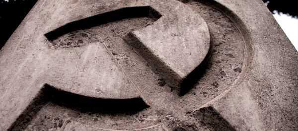 Monolito que señala el lugar que guarda los restos de León Trotski en su última casa en México Monolito que señala el lugar que guarda los restos de León Trotski en su última casa en México - Sputnik Mundo