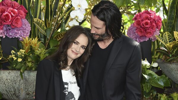 Winona Ryder y Keanu Reeves en 2018 - Sputnik Mundo