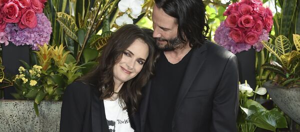 Winona Ryder y Keanu Reeves en 2018 - Sputnik Mundo
