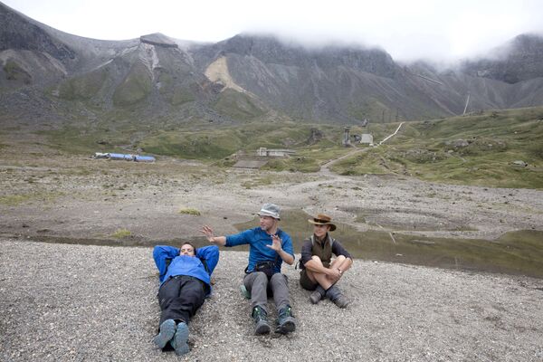 Un grupo de turistas noruegos y australianos a orillas del lago Tianchi, de camino al monte Paektu. - Sputnik Mundo