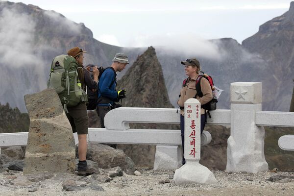 Los turistas extranjeros en el monte sagrado de Paektu. - Sputnik Mundo