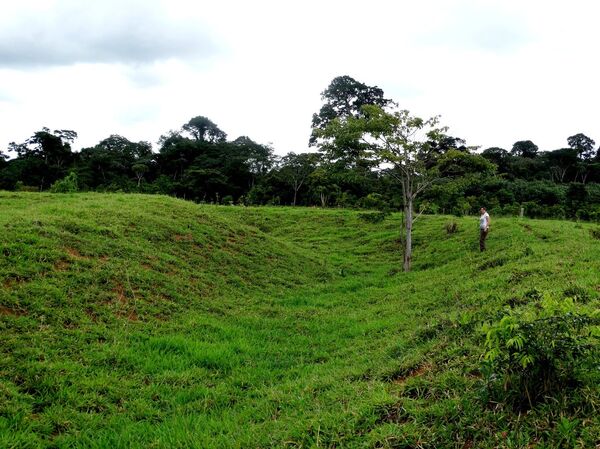 El cráter de uno de los geoglifos descubiertos por Rampanelli - Sputnik Mundo