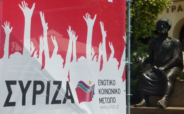 Monumento a Aristóteles y cartel de agitación de la coalición radical de izquierda SYRIZA Monumento a Aristóteles y cartel de agitación de la coalición radical de izquierda SYRIZA - Sputnik Mundo